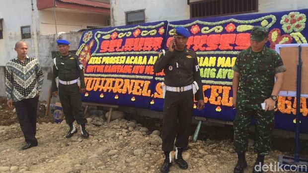 Karangan Bunga Berjajar di Lokasi Pemberian Marga ke Kahiyang