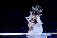 Victoria's Secret Tayangkan Model Jatuh di Televisi, Netizen Marah