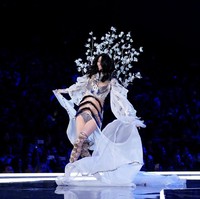 Ming Xi saat itu memakai lingerie dengan tema A Winters Tale dengan jubah panjang di belakangnya. Sayang, bagian kain yang berkibaran malah membuat langkahnya tersangkut. Model yang telah bergabung dengan Victorias Secret sejak 2013 ini akhirnya jatuh tersungkur. Foto: Dok. Reuters