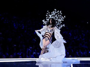 Fallen Angel, Model asal China Terjatuh Saat Fashion Show Victorias Secret