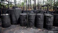 Drum-drum penyulingan minyak mentah di area sumur minyak ilegal di Desa Mangunjaya, Musi Banyuasin, Sumatera Selatan, Selasa (21/11/2017).