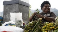 Seorang penjual buah pinang terlihat sangat semringah saat menjajakan dagangannya di PLBN Skouw, Papua.