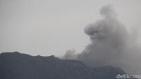 Pada 21 November 2017, Gunung Agung erupsi. Kepulan asap pekat mengarah ke timur gunung dan terjadi hujan abu. (Dokumen BNPB)