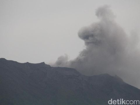 Gunung Agung Erupsi, Masyarakat Diimbau Tetap Tenang