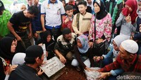 Laila Sari dimakamkan pada siang ini, Selasa (21/11) di TPU Karet Bivak, Jakarta Pusat. Pool/Ismail/detikFoto.
