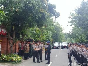 Rawat Anak Asuh, Kapolda Jatim Beri Penghargaan Brigadir Rochmat
