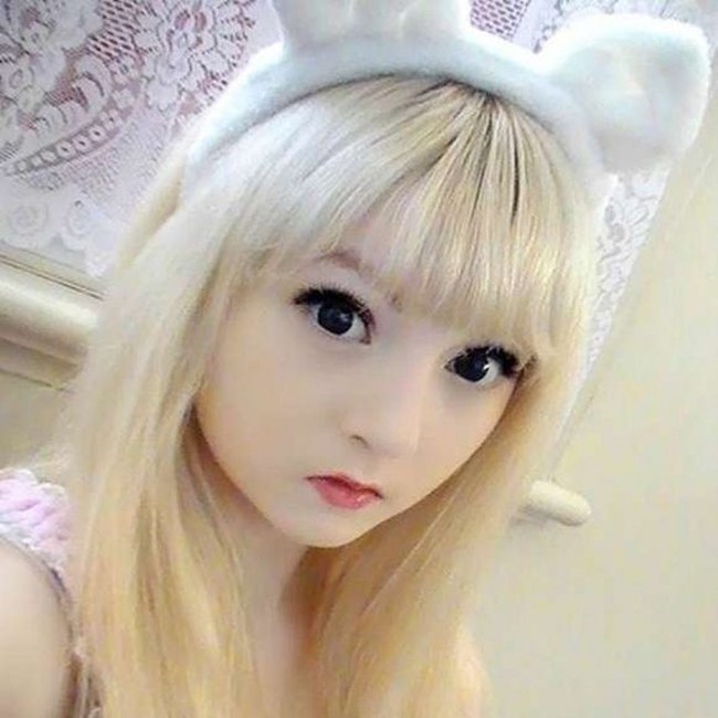 Venus Palermo merupakan gadis cantik yang terobsesi menjadi boneka Barbie. Dia populer berkat tutorial kecantikannya yang diunggah di Youtube. Foto: Istimewa