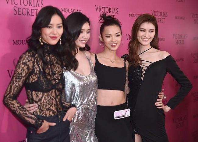 Ming Xi juga mengungkap permintaan maafnya di Instagram karena terjatuh di panggung Victorias Secret di kampung halamannya sendiri. Namun rasanya Ming tidak perlu khawatir karena publik mendukungnya. Ia bahkan mendapat likes lebih dari 1 juta dengan cepat, dan kolom komentar dipenuhi berbagai dukungan positif. Foto: Getty Images