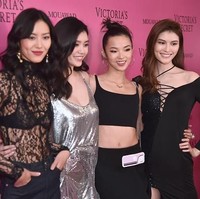 Ming Xi juga mengungkap permintaan maafnya di Instagram karena terjatuh di panggung Victorias Secret di kampung halamannya sendiri. Namun rasanya Ming tidak perlu khawatir karena publik mendukungnya. Ia bahkan mendapat likes lebih dari 1 juta dengan cepat, dan kolom komentar dipenuhi berbagai dukungan positif. Foto: Getty Images