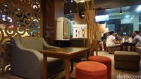 Suasana di dalam kafe Kimmkoff, Cipete.