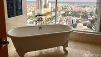 Tidak salah jika hotel ini menjadi pilihan para pejabat dan kerabat yang akan menghadiri resepsi putri Presiden Jokowi, Kahiyang Ayu dan Bobby Nasution. Kamar mandi suite punya bath tub bergaya klasik dengan pemandangan Kota Medan (Odilia/detikTravel)