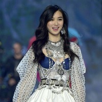 Estelle Chen di Fashion Show Victoria’s Secret 2017, Shanghai, China, Senin (20/11/2017) malam. Foto: Matt Winkelmeyer/Getty Images for Victorias Secret