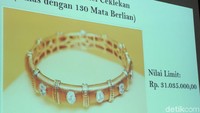 Gelang emas model ceklekan ini memiliki 130 mata berlian. Gelang ini dipatok nilai limitnya Rp 31.035.000.
