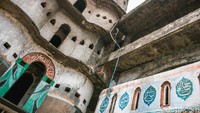 Masjid ini memiliki julukan masjid pintu seribu.
