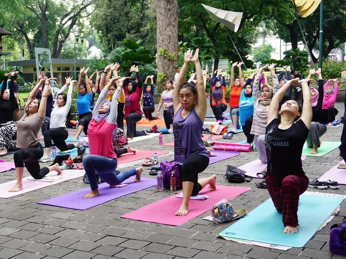 Yoga gembira gratis di Taman Surapati/Foto: Widiya Wiyanti/detikHealth Yoga gembira gratis di Taman Surapati/Foto: Widiya Wiyanti/detikHealth