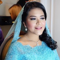 Ikuti prosesi Haroan Boru di kediaman suami barunya, Bobby Nasution, Medan pekan lalu, Kahiyang cantik bergaun biru buatan penjahit lokal bernama Dahnila Nasution dari Mojo Kebaya. Foto: Dok. Instagram @nicolasbulbul