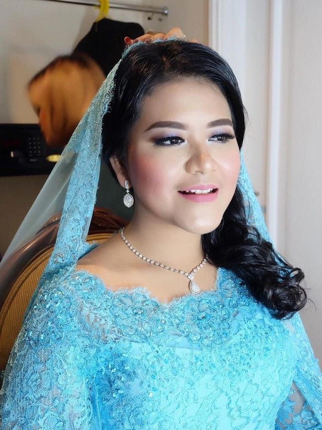 Ikuti prosesi Haroan Boru di kediaman suami barunya, Bobby Nasution, Medan pekan lalu, Kahiyang cantik bergaun biru buatan penjahit lokal bernama Dahnila Nasution dari Mojo Kebaya. Foto: Dok. Instagram @nicolasbulbul