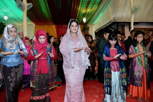 Putri Presiden RI Joko Widodo ini pun tampil anggun mengenakan veil pink yang bernuansa sama seperti kebayanya di prosesi adat Mangalehan Marga atau pemberian marga itu. Foto: Media Center Kahiyang-Bobby