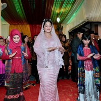 Kebaya merah muda pastel, masih karya Bu Mojo, begitu sapaan akrab Dahnila, jadi andalan Kahiyang untuk upacara pemberian marga. Foto: Media Center Kahiyang-Bobby