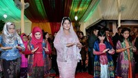 Pertama-tama, Kahiyang manortor bersama gadis-gadis dari boru Siregar. Dia tampak tidak canggung menari menggerakkan tangannya mengikuti irama gordang sambilan.  (Foto: Media Center Kahiyang-Bobby)
