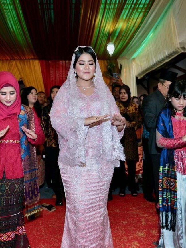 Kebaya merah muda pastel, masih karya Bu Mojo, begitu sapaan akrab Dahnila, jadi andalan Kahiyang untuk upacara pemberian marga. Foto: Media Center Kahiyang-Bobby