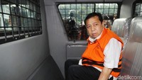 Sementara itu Novanto telah diperiksa 4,5 jam di KPK hari ini. Dia mulai diperiksa sekitar pukul 10.30 WIB, berakhir sekitar pukul 15.00 WIB. Foto: Grandyos Zafna