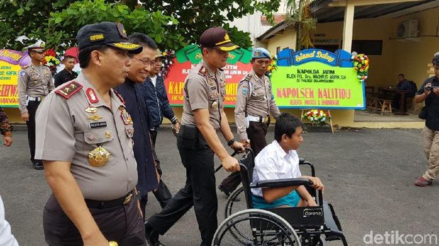 Kapolda Jatim beri penghargaan anggota Polsek Kalitidu/