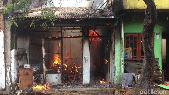 Kebakaran di Matraman, 2 Rumah dan 1 Toko Hangus