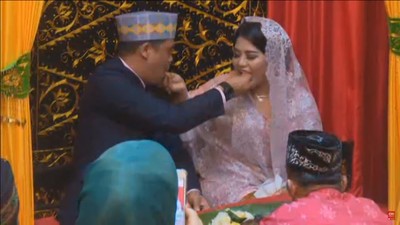 So Sweet! Saat Kahiyang dan Bobby Suap-suapan di Acara Adat