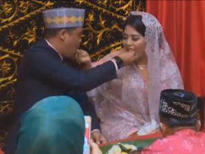 So Sweet! Saat Kahiyang dan Bobby Suap-suapan di Acara Adat