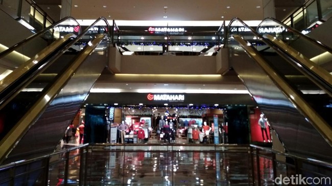 Tenggelamnya Matahari di Taman Anggrek, Pesta Diskon Buat Shopaholic