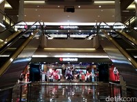 Tenggelamnya Matahari di Taman Anggrek, Pesta Diskon Buat Shopaholic