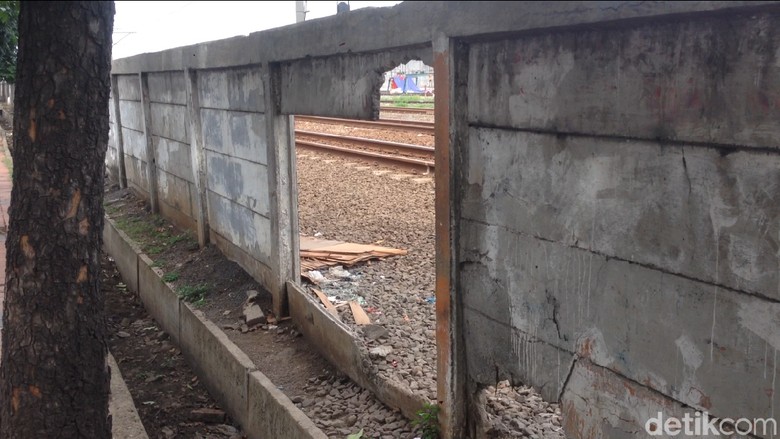 Tembok Pembatas Rel di Jatinegara Banyak yang Bolong