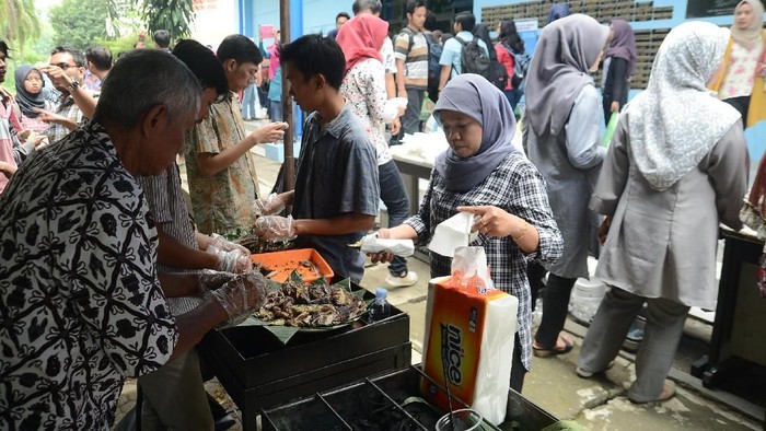 Hari Ikan Nasional, Alumni-Ratusan Mahasiswa IPB Bakar Ikan Bersama