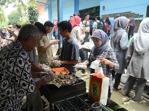 Hari Ikan Nasional, Alumni-Ratusan Mahasiswa IPB Bakar Ikan Bersama