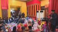 Kahiyang dan Bobby diberikan sirih oleh pihak keluarga. Dalam adat Batak Mandailing ini adalah simbol ucapan sukacita kepada pengantin baru. (Foto: Dok. Screenshot CNN Indonesia)