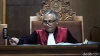 Mengadili, dalam eksepsi, menolak eksepsi termohon seluruhnya. Dalam pokok perkara, menolak permohonan pemohon seluruhnya. Membebankan biaya negara kepada negara, kata R Iim Nurohim, di Pengadilan Negeri Jakarta Selatan (PN Jaksel), Jl Ampera Raya, Selasa (21/11/2017).