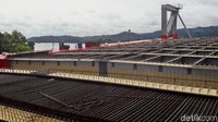 Jembatan yang dibangun di atas Teluk Yotefa ini menghubungkan Jayapura dengan distrik Muara Tami.