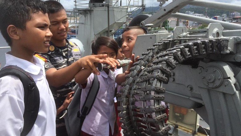 Serunya Siswa SD Main di Kapal Perang yang Berlabuh di Ambon Serunya Siswa SD Main di Kapal Perang yang Berlabuh di Ambon