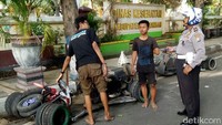 Dua Vespa yang dimodifikasi secara ekstrem terjaring razia Polres Lamongan.