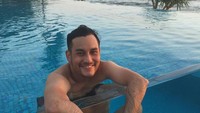 Terutama untuk urusan olahraga renang yang terpancar dari akun Instagram pria yang pernah menyabet Indonesian Movie Actors Award for Best Supporting Actor ini. Lewat akun @arifinputra_ , ia membagikan beberapa foto dirinya sedang berada di kolam renang. (Foto: Instagram @arifinputra_)