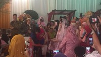 Kahiyang terus melempar senyum saat menari. Banyak tamu yang mengabadikan momennya manortor ini dengan kamera handphone. (Foto: Jefris Santama/detikcom)