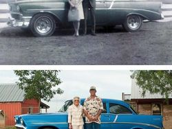 Potret Para Pasangan Setia Pose Ulang Seperti di Masa Silam