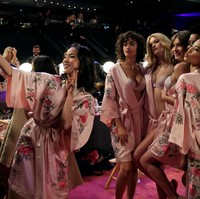 Wefie pun menjadi aktivitas wajib bagi para angels. Foto: Reuters