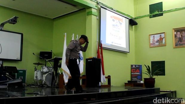 Aksi Polisi 'Michael Jackson' Garut Ingatkan Pelajar Bahaya Narkoba