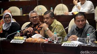 Putusan tersebut terkait tentang aturan syarat dukungan calon perseorangan atau independen tidak mengacu pada Daftar Pemilih Tetap (DPT). Pada aturan sebelumnya, yang berhak mendukung calon kepala daerah adalah yang sudah memenuhi syarat memilih. Sehingga saat ini hal itu direvisi.