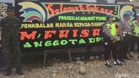 Ada juga dari politisi setempat. Foto: Karangan bunga di lokasi pemberian marga ke Kahiyang (Jefris Santama/detikcom)