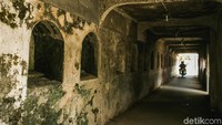 Lorong jalan masjid yang digunakan oleh warga.