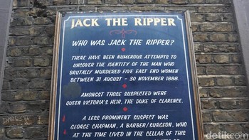 Jack The Ripper: Antara 31 Agustus dan 9 November 1888, lima pelacur dibunuh di Whitechapel London secara mengerikan, memicu legenda Jack the Ripper. Pelaku mengirim surat ke pihak berwenang untuk mengejek mereka dan memberi bukti yang bisa mengarah pada penangkapannya, bahkan kabarnya salah satu ginjal korban. Tetapi ia tak pernah tertangkap. Barangkali, kejadian paling dekat mengidentifikasi Jack the Ripper adalah tahun 2014, saat seorang detektif mengklaim bukti DNA mengidentifikasinya sebagai penata rambut Polandia, Aaron Kosminski. Namun konklusivitas tes tersebut masih dipertanyakan. Foto: (Erna Mardiana/detikTravel)