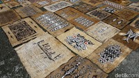 Indahnya lukisan kayu warga Asei sudah banyak dikenal baik di nasional maupun internasional. Lukisan tersebut dijual mulai dari Rp 50.000 hingga jutaan rupiah.